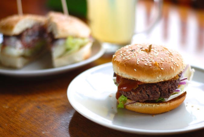 Domácí hamburgerHamburger pro milovníky dobře propečeného masa