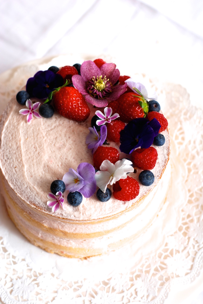 naked cake s květinami a ovocem
