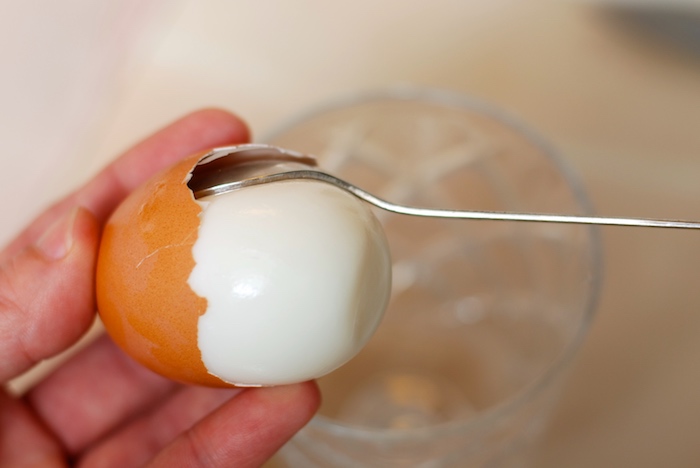 vyjmutí vajec lžičkou