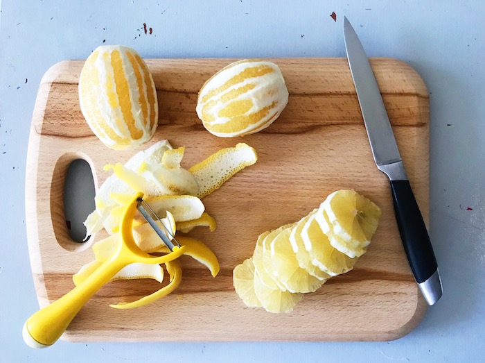 loupání citronů před nakládáním do cukru