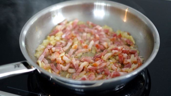 opečení slaniny a základu na frittatu