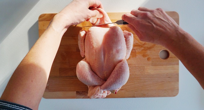jak naporcovat kuře 1 odříznutí kůže