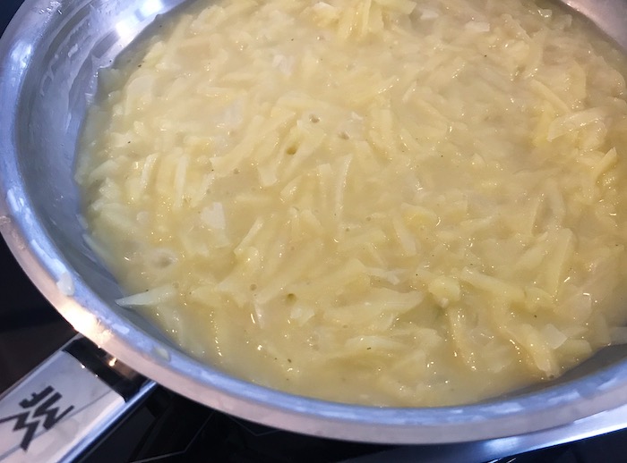 příprava a míchání bramborového rizota
