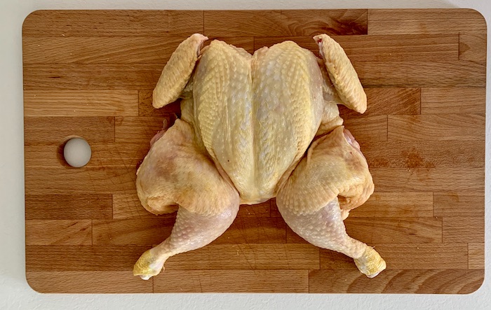 kuře naplacato před pečením