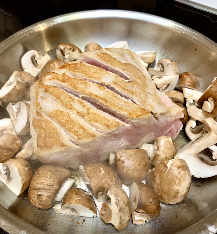 pečené vepřové maso s houbami v pánvi